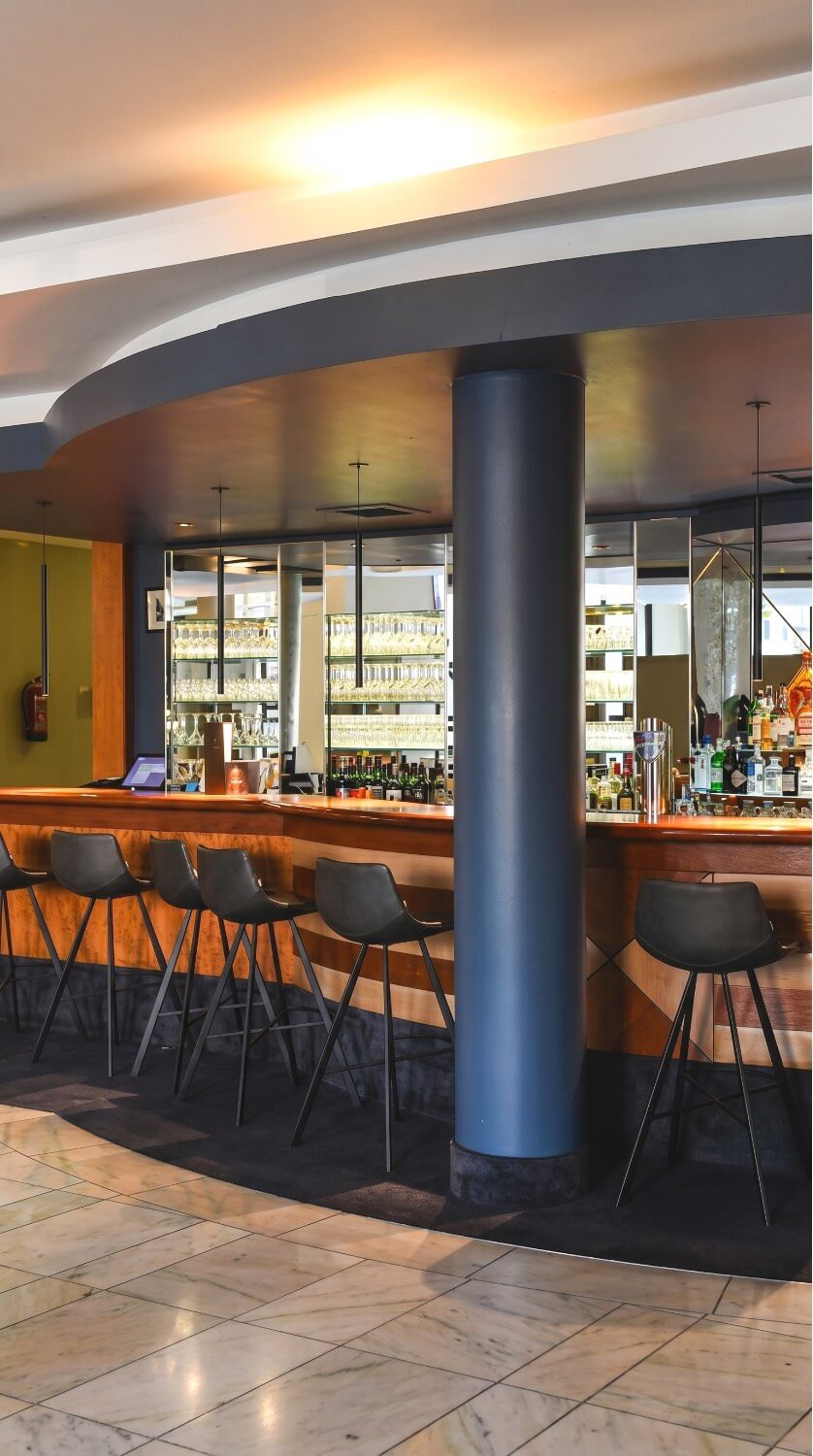 Restaurant- und Barbereich mit warmer Hotelbeleuchtung.